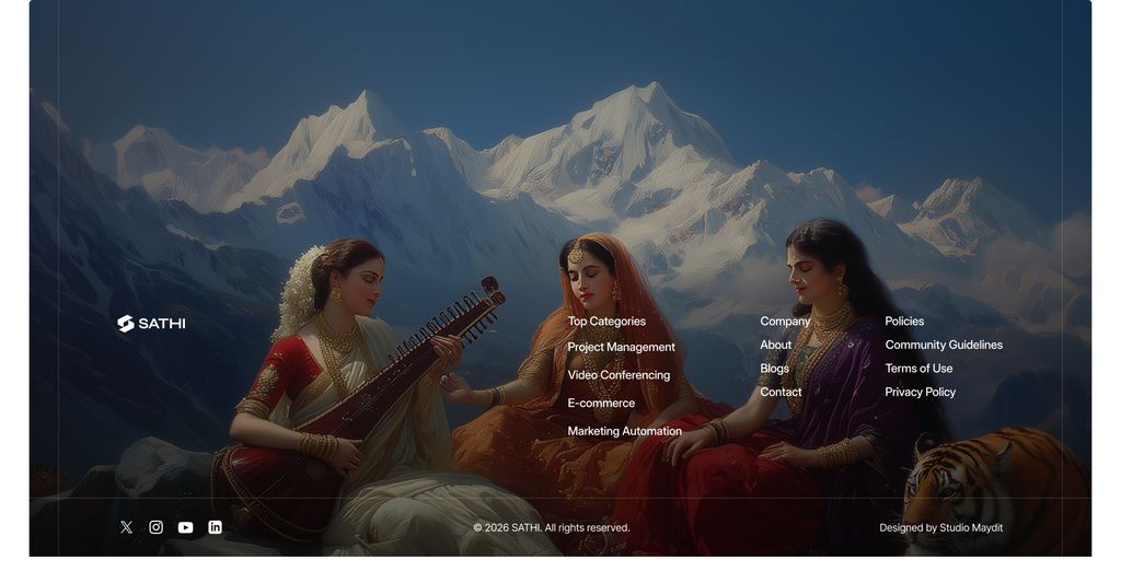 前景中三位神圣的印度女性平静地坐着,一位在弹奏维纳琴(veena),另外两位在宁静的氛围中聆听,她们身着传统的红象牙白与深紫色纱丽,佩戴金色珠宝,神情安详,姿态优雅,背景是晴朗蓝天下的喜马拉雅...