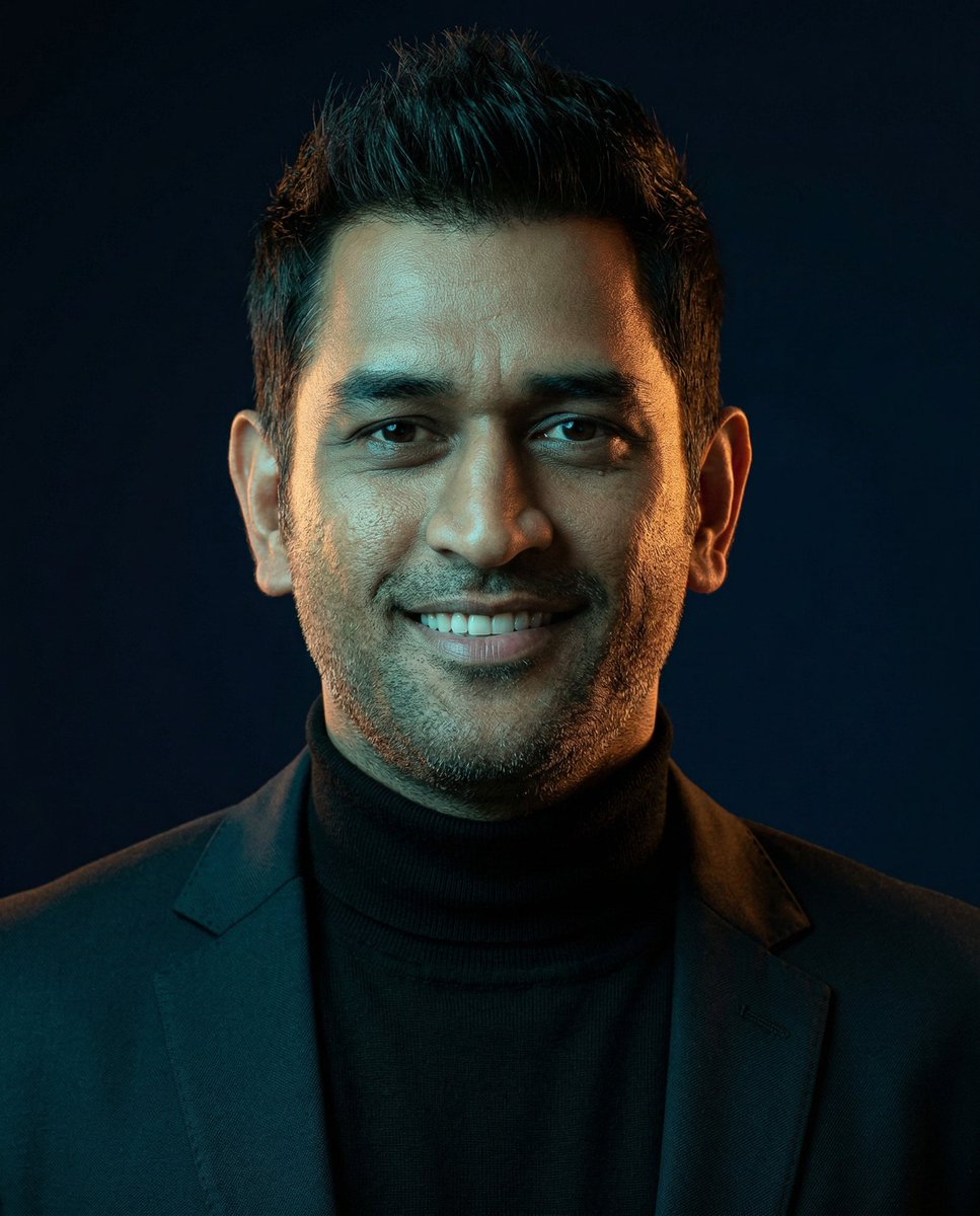 Rohit Sharma 对阵 MS Dhoni 通过 Freepik 使用 Nano Banana 2 基于上传参考图像中的人物特写工作室肖像，保留原始照片中精确的面部结构、发型、肤色和身份...