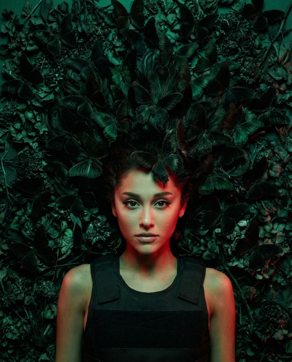 女, 主角(The Protagonist), 中性,无年龄感, 凶猛,轮廓分明,呈现真实的皮肤毛孔、微观纹理与原始的反叛感, 完全被密集的活体黑色蝴蝶群所遮盖并与之融为一体, 肩膀被牢牢按压...
