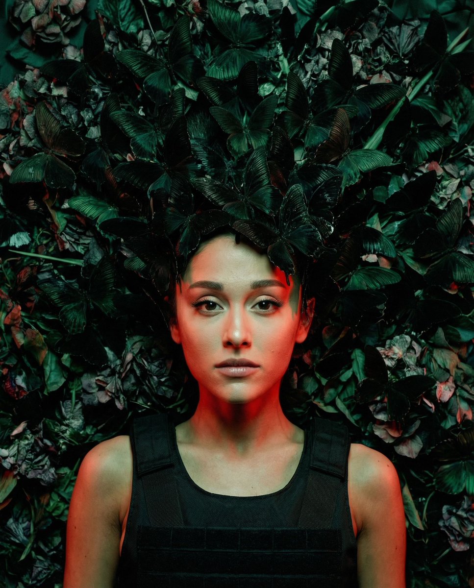 女, 主角(The Protagonist), 中性,无年龄感, 凶猛,轮廓分明,呈现真实的皮肤毛孔、微观纹理与原始的反叛感, 完全被密集的活体黑色蝴蝶群所遮盖并与之融为一体, 肩膀被牢牢按压...