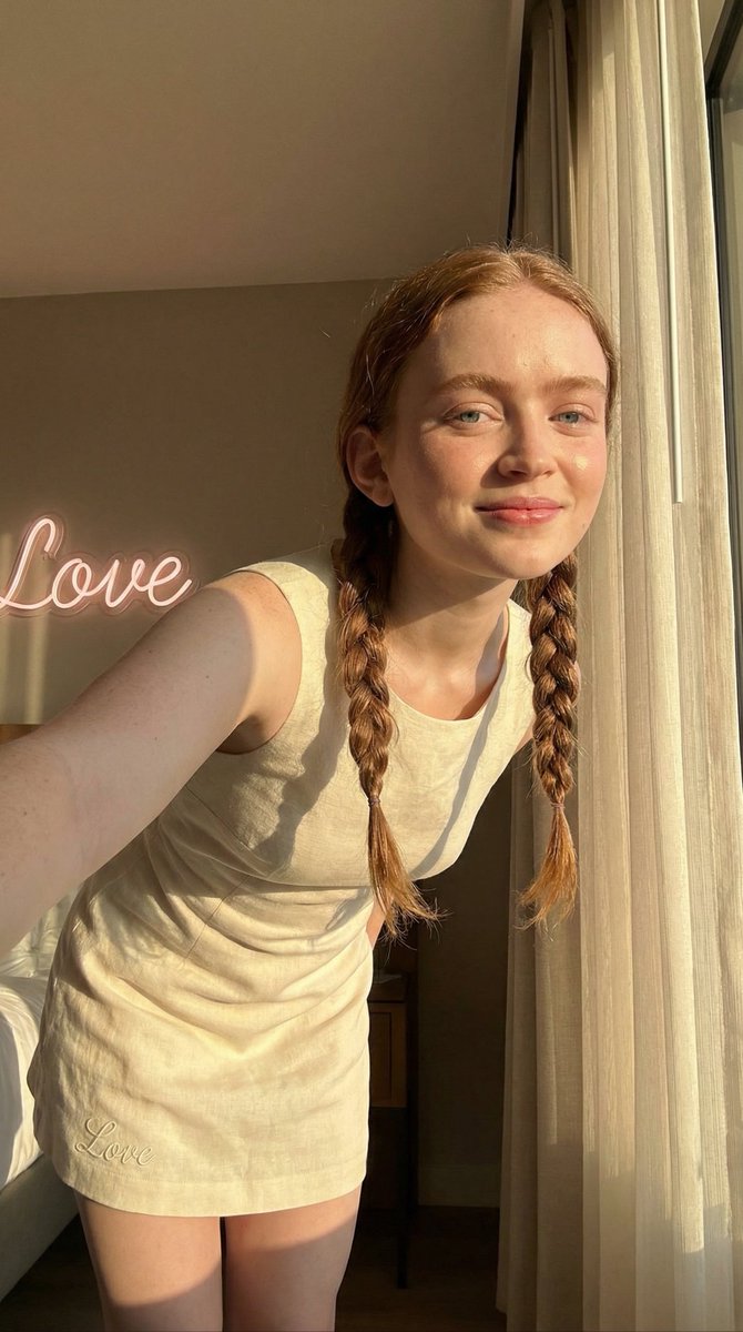 { "subject": { "description": "Madelyn Cline 身穿柔和象牙白夏季迷你连衣裙，在温暖阳光下向镜头倾斜，神情平静而自信。", "face": { "id...