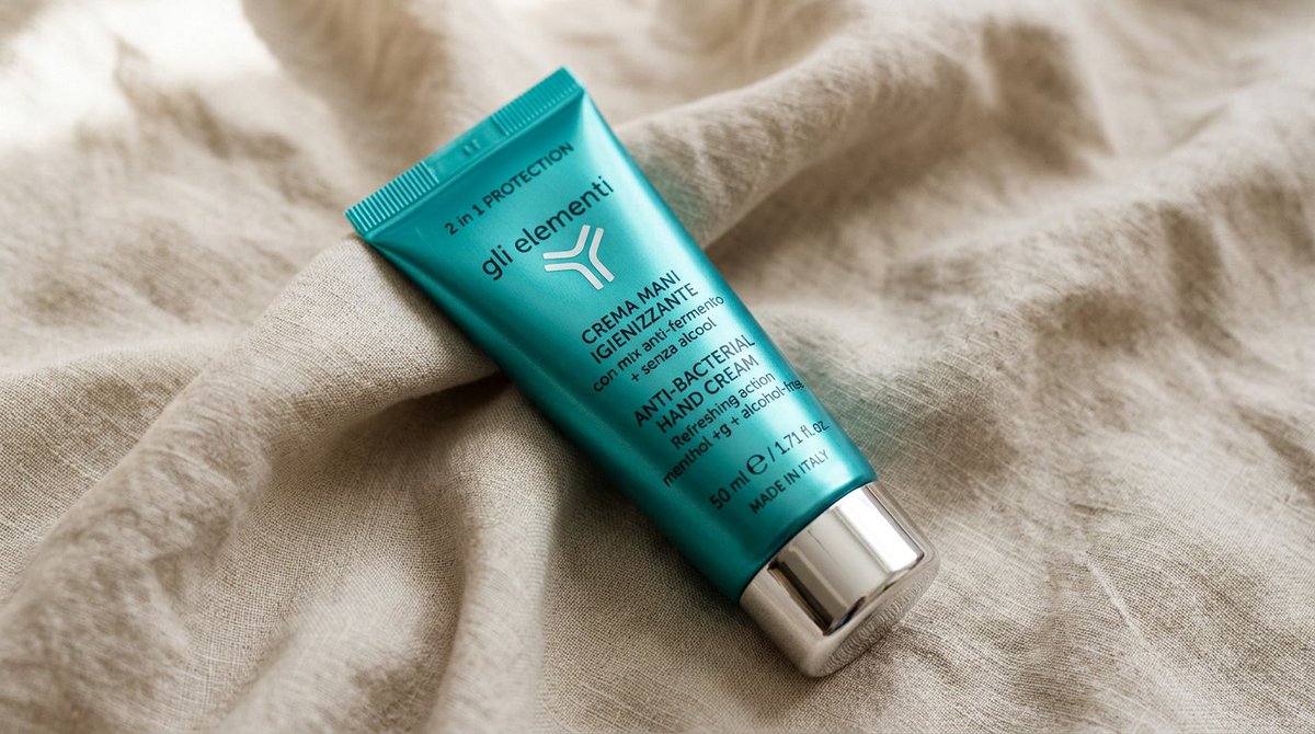 你的日常护理看起来就是这么出色。 Nano Banana 2 on @PixPrettyAI Prompt Professional product photography of a teal...