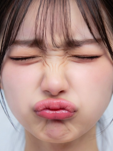 微距拍摄，嘟嘴，眼睛看向一旁，柔软的皮肤纹理 https://t.co/r3HPlhZtKD