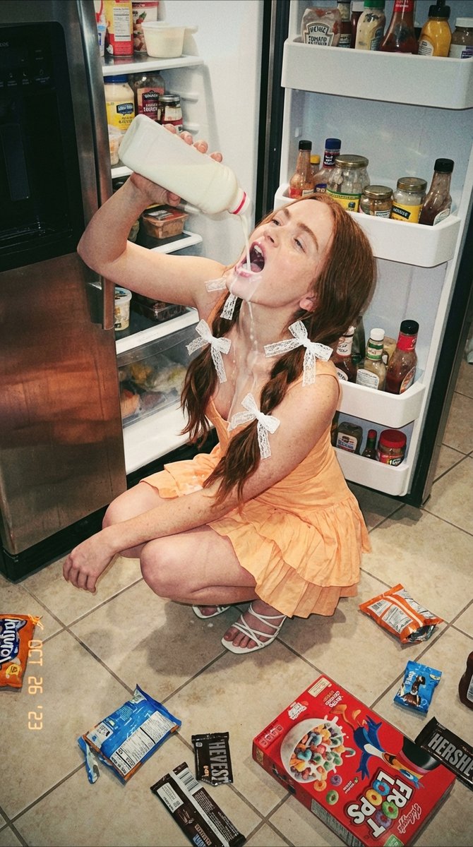 与 Sadie Sink 和 Millie Bobby Brown 的牛奶挑战🥛💦 谁做得更好？ 立即在 https://t.co/8vX0Io2qWu 上参与 Nano Banana Pro...