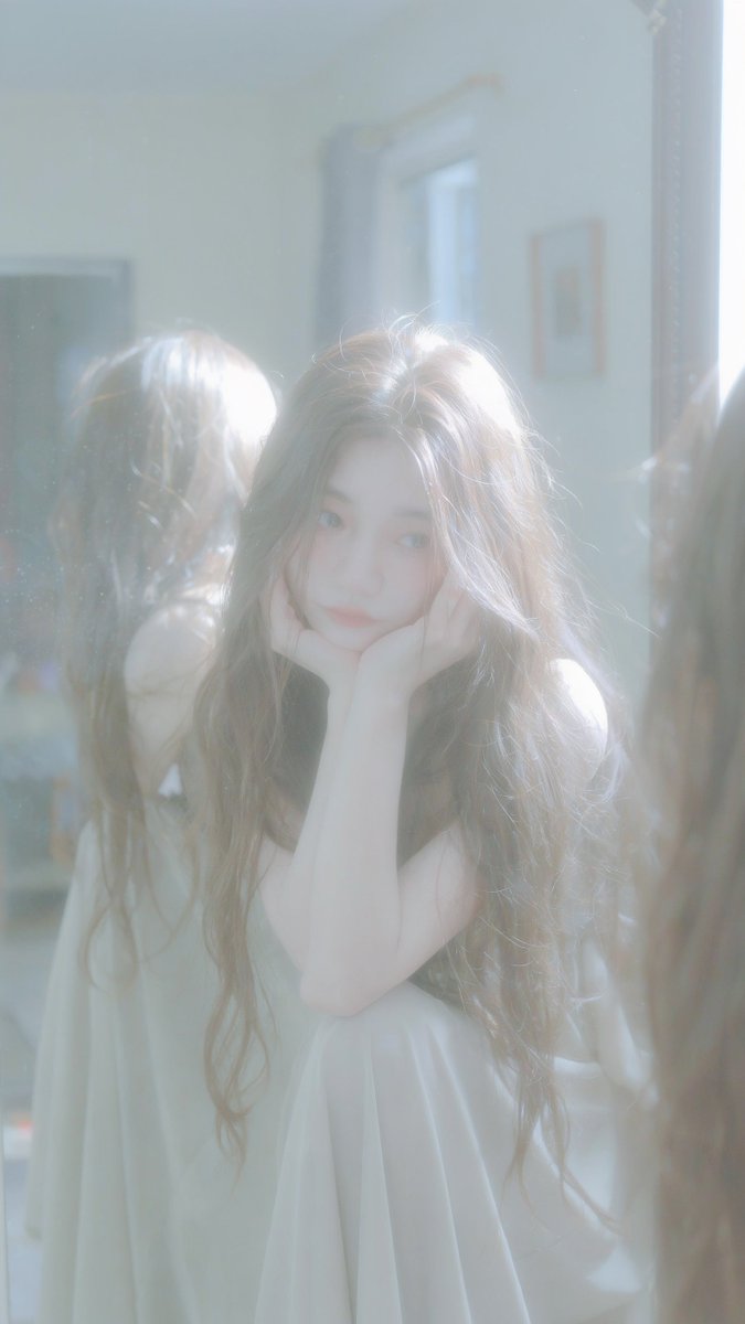 { "character": "👩 冷白皮气质美女,韩泰混血,纯粹的欲望,白皙的肌肤,偶像气质,白皙的肌肤,丹(性别名,此处理解为人物名)拥有一种忧郁的江南美人气质,由playforge拍摄,...