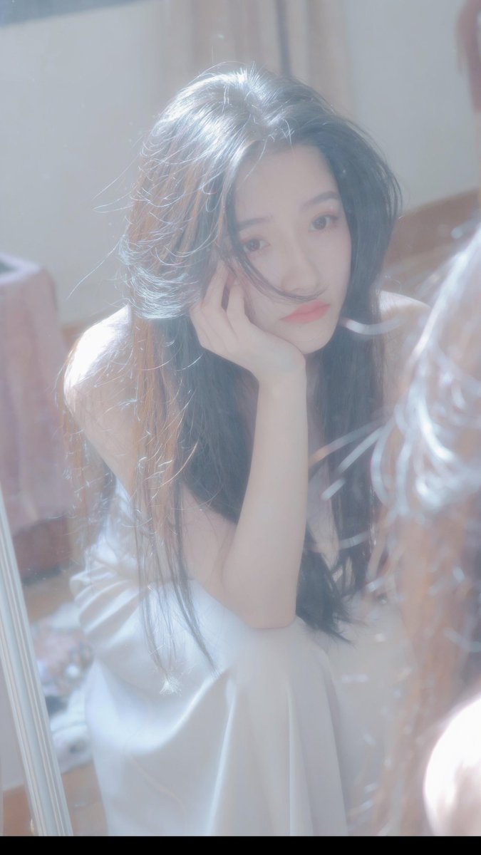 { "character": "👩 冷白皮气质美女,韩泰混血,纯粹的欲望,白皙的肌肤,偶像气质,白皙的肌肤,丹(性别名,此处理解为人物名)拥有一种忧郁的江南美人气质,由playforge拍摄,...