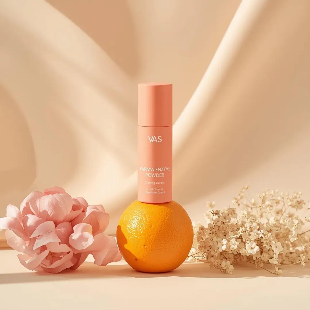 极简高端产品摄影：亮粉色圆柱形护肤瓶，标签为“PAPAYA ENZYME POWDER”（品牌“VAS”），垂直立在一颗新鲜橙子上，居中构图，柔和米色渐变背景，干净的布光场景。左侧摆放精致粉色...