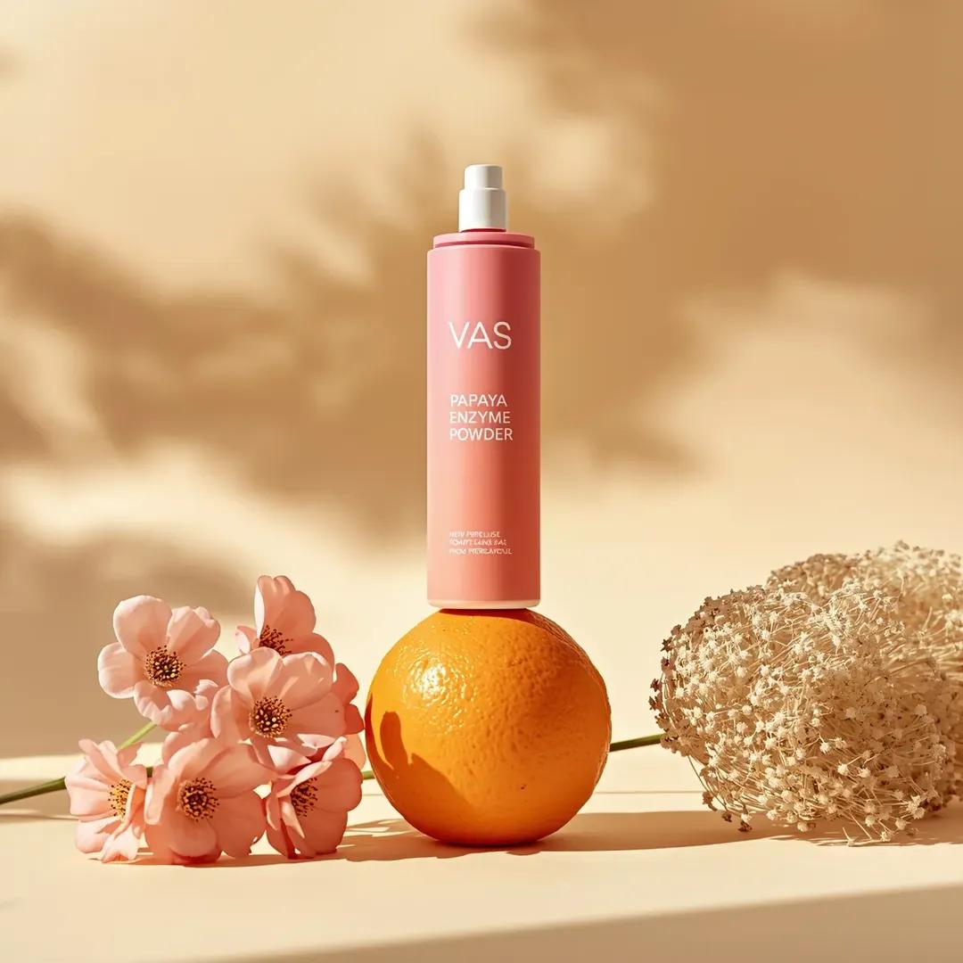 极简高端产品摄影：亮粉色圆柱形护肤瓶，标签为“PAPAYA ENZYME POWDER”（品牌“VAS”），垂直立在一颗新鲜橙子上，居中构图，柔和米色渐变背景，干净的布光场景。左侧摆放精致粉色...