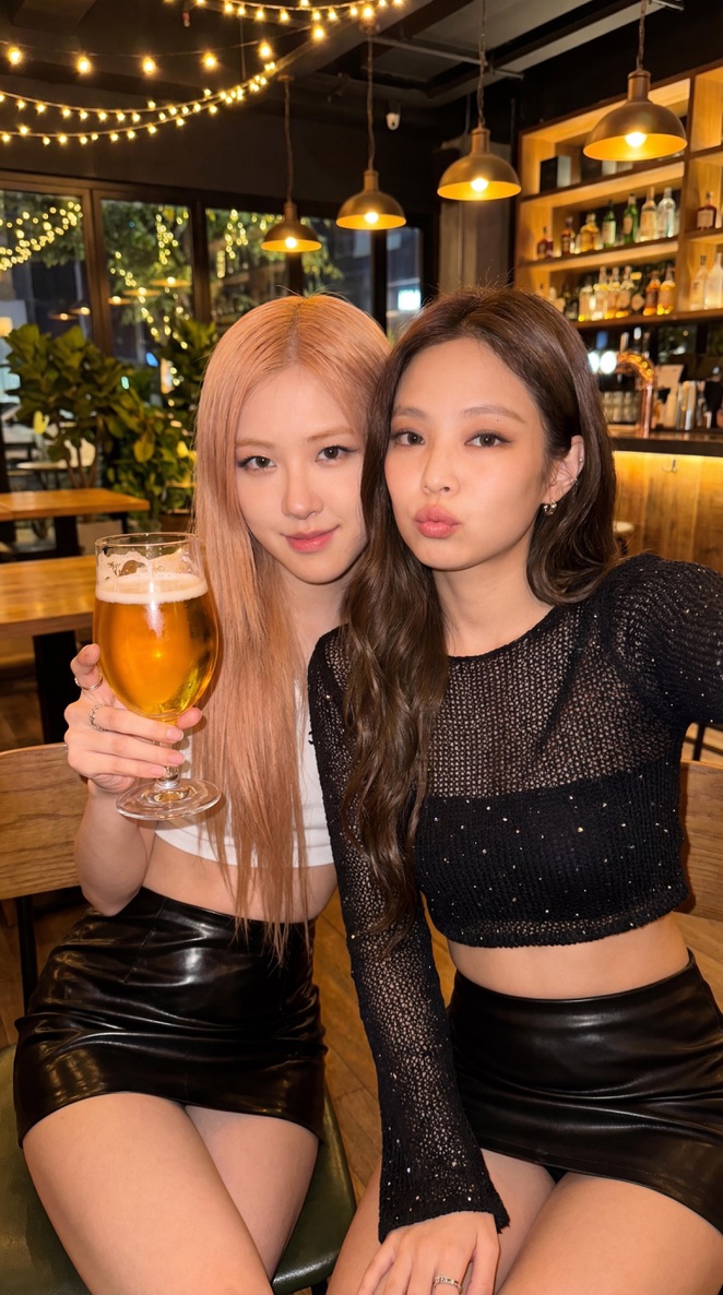 酒吧之夜约会 🍺 Jennie 和 Rosé，blackpink Nano Banana Pro via @yapper_so { "prompt": "two world-famous K-...