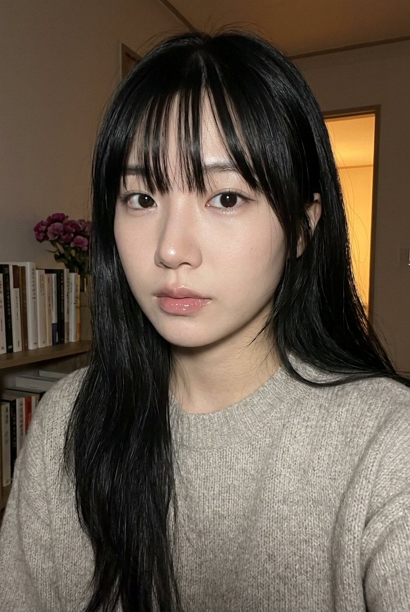 一张贴近的、写实风格的社交媒体式人像特写，主体是一位长黑发、刘海厚重的年轻女性，在夜晚室内拍摄，画面氛围安静、私密，面部受柔和却鲜明的闪光灯打亮。, not a mirror selfie,...