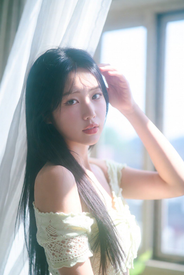 一张梦幻空灵风格的室内抓拍照片，照片中的主角是一位韩国美妆博主。https://t.co/vyP3HtJoaV