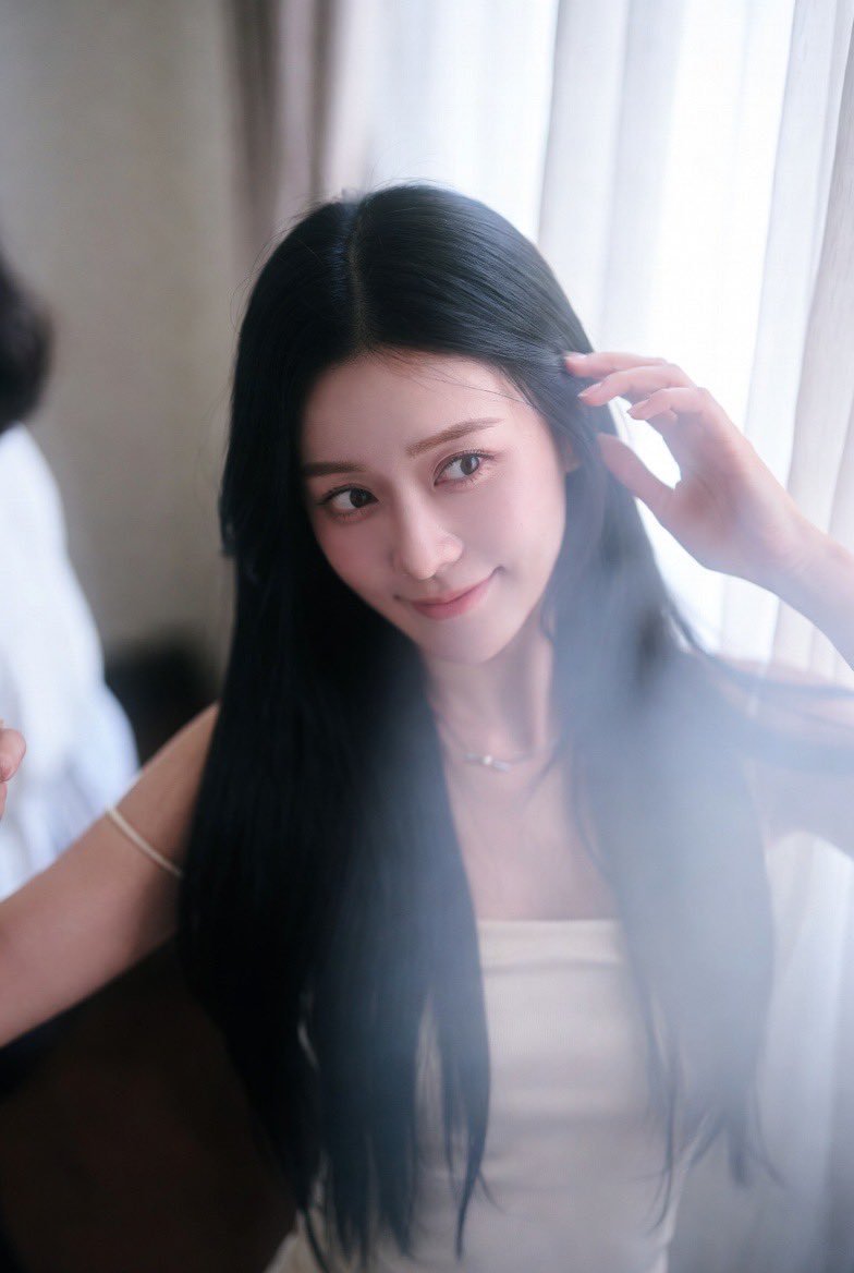 一张梦幻空灵风格的室内抓拍照片，照片中的主角是一位韩国美妆博主。https://t.co/vyP3HtJoaV