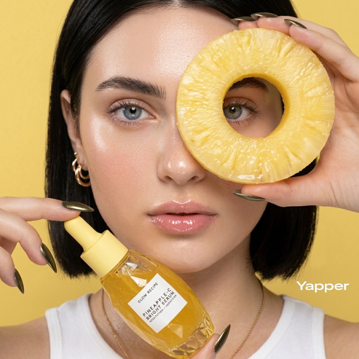 对化妆的喜爱 Nano Banana 在 @yapper_so 上 提示词 👇 超写实的美妆产品摄影：一位拥有无瑕光泽肌肤的女性，背景为柔和的黄色，手持一片新鲜的菠萝片俏皮地遮挡一只眼睛，像一...