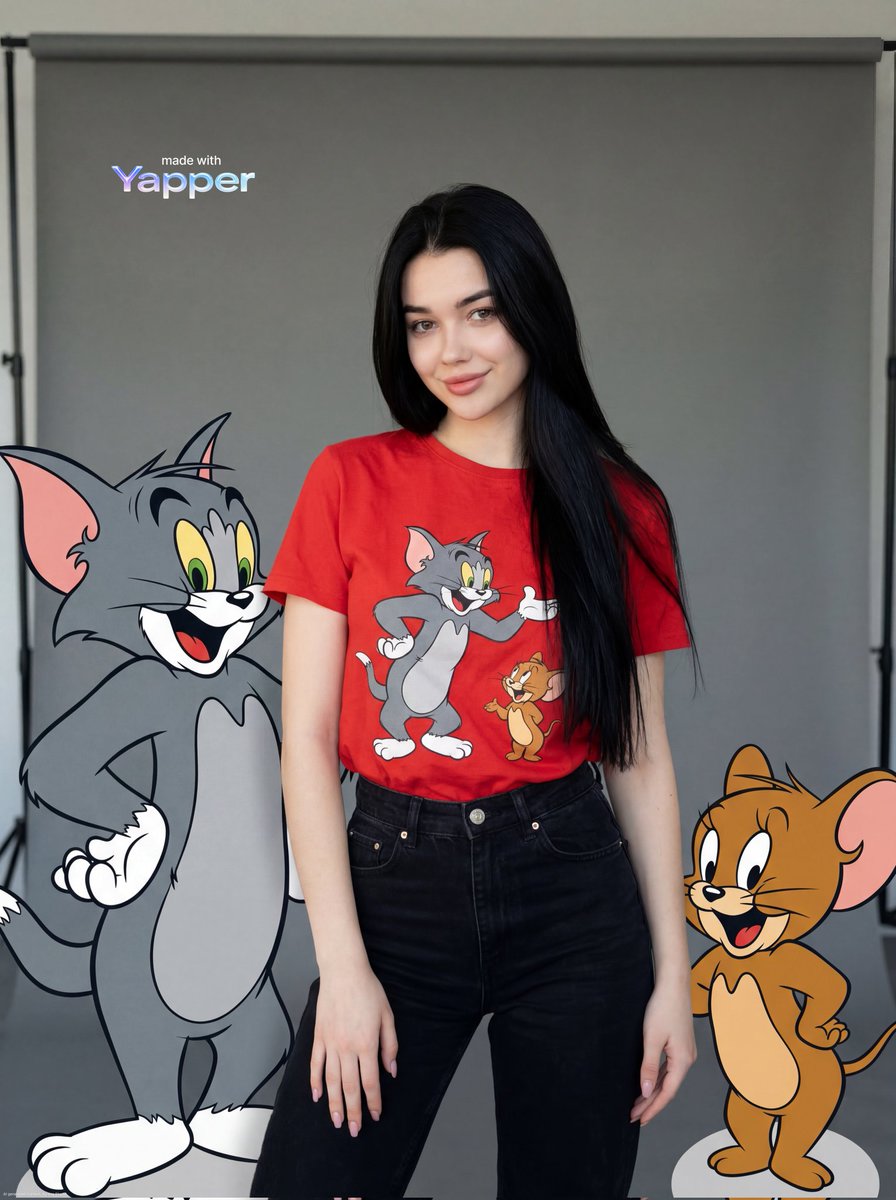 {"image_generation": {"subject": {"description": "时尚的年轻女性站在两个类似经典猫和老鼠搭档的卡通角色之间", "pose": "挺直站立于画...