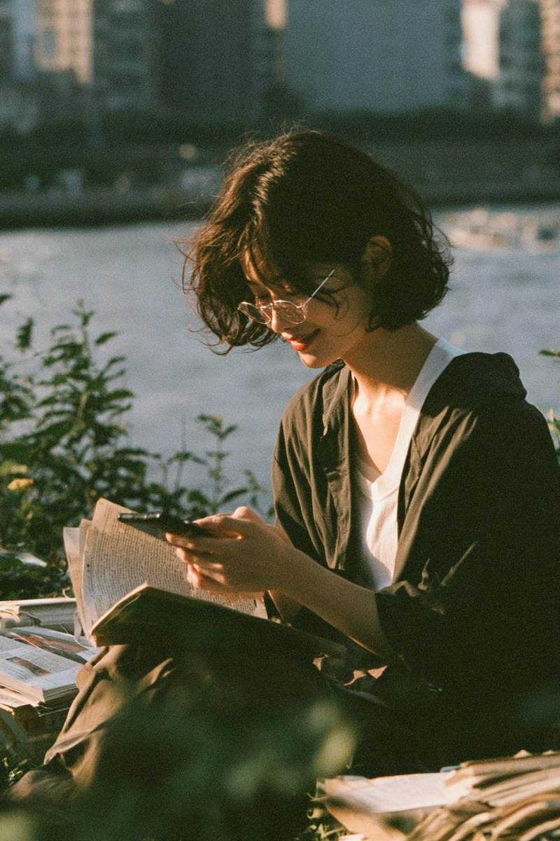 GPT IMAGE 2 于 Chatgpt 提示 1（在花园中放松） > 超写实电影感人像，一位年轻女性在黄金时刻的郁郁葱葱的花园中户外放松，双眼轻轻闭起，面带安详微笑，齐耳短款略显凌乱...