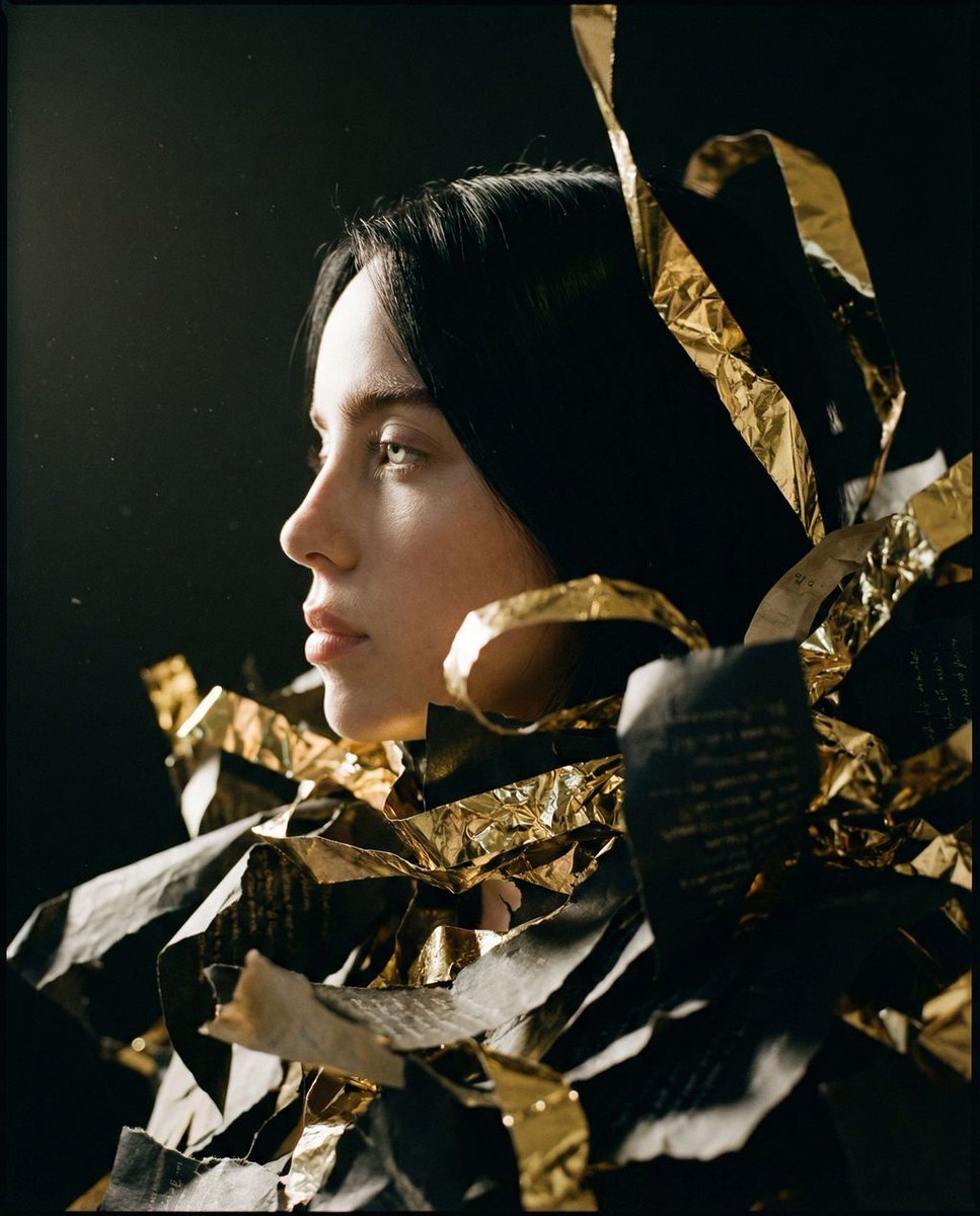 女性, 主角(The Protagonist), 无年龄感,极具冲击力的五官, 锋利的下颌线,轮廓分明的颧骨,可见的皮肤毛孔,无磨皮的自然皮肤纹理, 向后梳拢或隐藏,让位于头饰/服装, 纤细,...