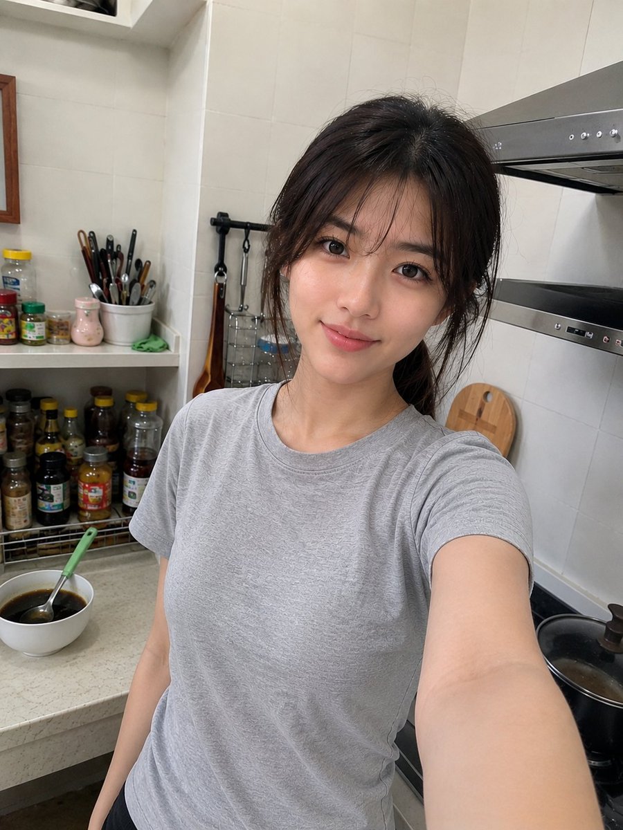 使用 GPT image 2 创建 提示词 > 一张 RAW、超逼真的智能手机照片，画面中一位美丽的年轻亚洲女性自然地站在一个现代化的家庭厨房里。她拥有白皙的瓷质肌肤、深棕色的大眼睛、小...