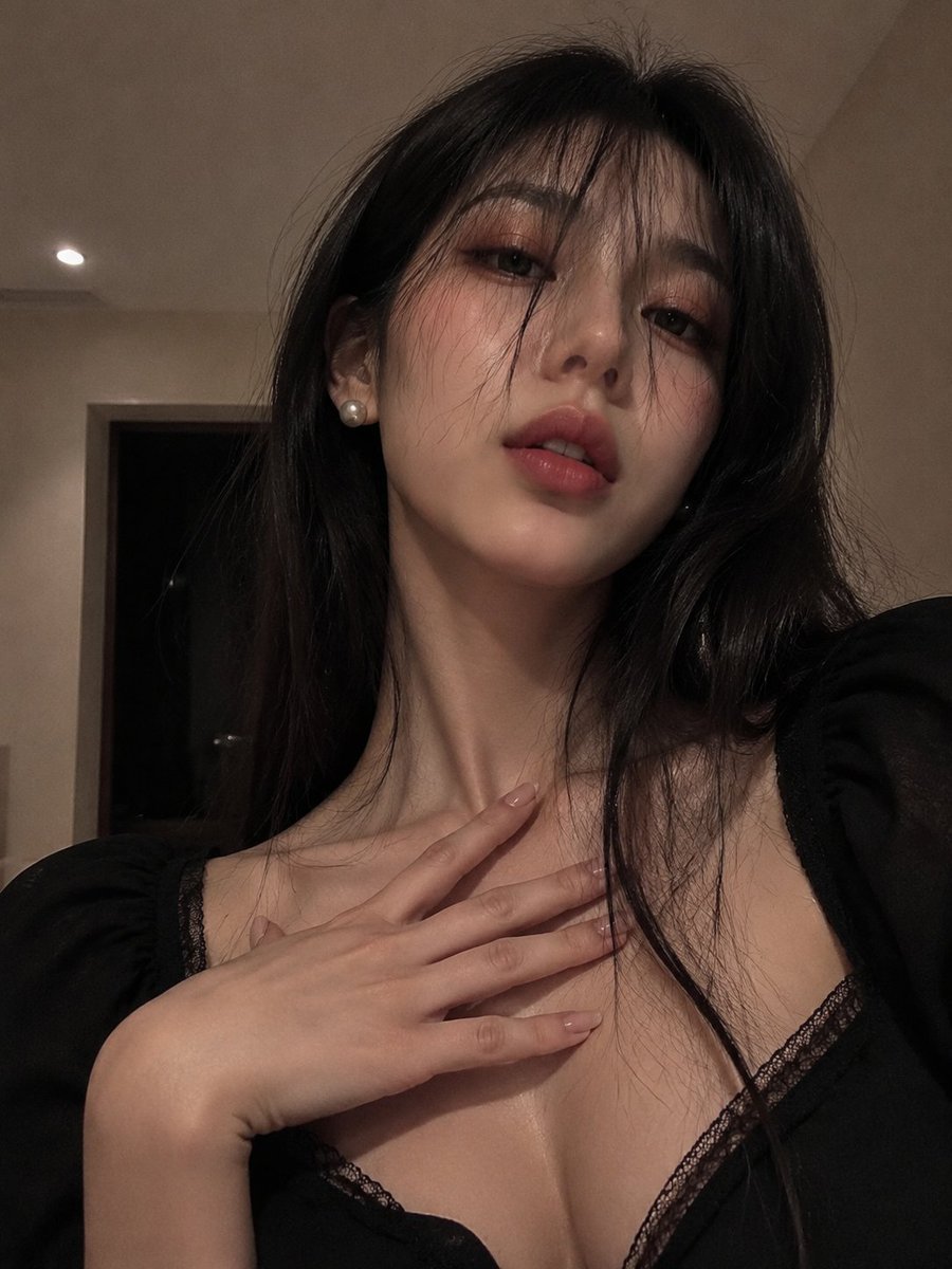 年轻成年女性的正面自拍。紧贴胸部的裁切构图,略带仰拍角度,24-28mm镜头。近黑色的长直发,零碎刘海垂在眼前。半阖的眼神,微启的双唇。东亚编辑...