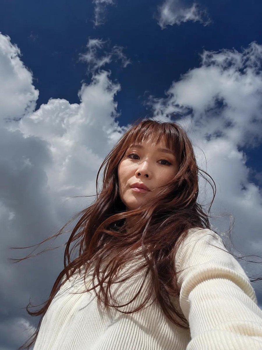 一张原始、真实的智能手机照片，具有Pinterest美感的风格，在黄金时刻拍摄。无CGI，无AI生成效果，也无过度修图。美丽、健康、光滑的皮肤，具有真实的毛孔和自然的肌肤纹理。从极低的角度（仰...