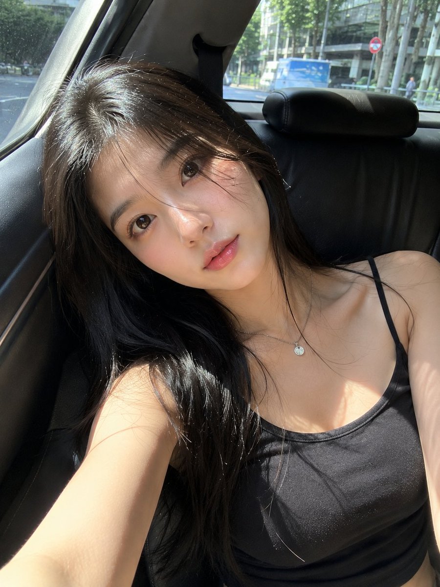 一张超写实的智能手机自拍照，主体是一位美丽的年轻日本女性，拥有光滑的瓷白肌肤、柔和自然的五官、大而温暖的棕色眼睛、自然泛红的脸颊、有光泽的粉色双唇，以及在阳光下轻轻拂过面颊的丝滑黑色长发。她坐...