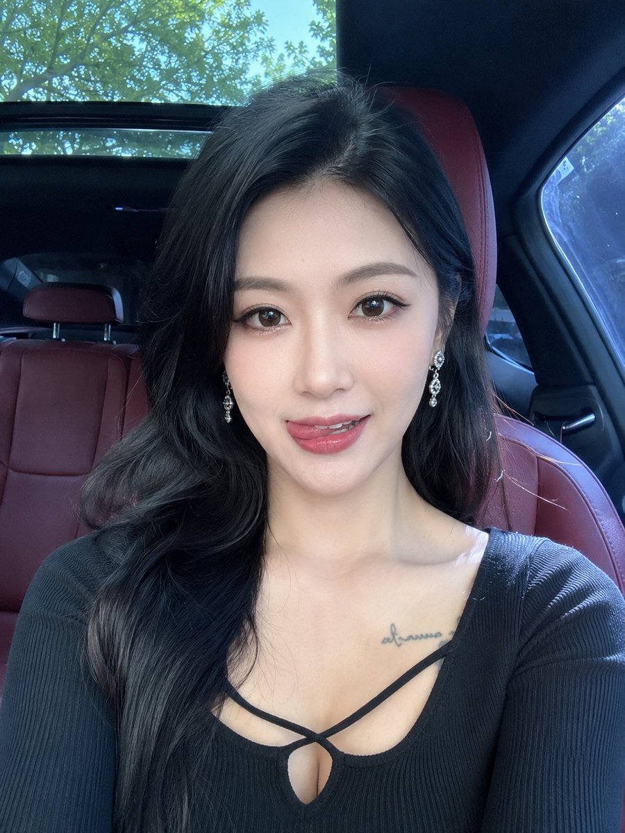 “beautiful wife”有那种人妻感吗❓ GPT-image 2 提示词 👇 创作一张写实风格的 3:4 竖版近景智能手机自拍照,主角是一位极其美丽的东亚成年女性,年龄三十岁出头,端坐...