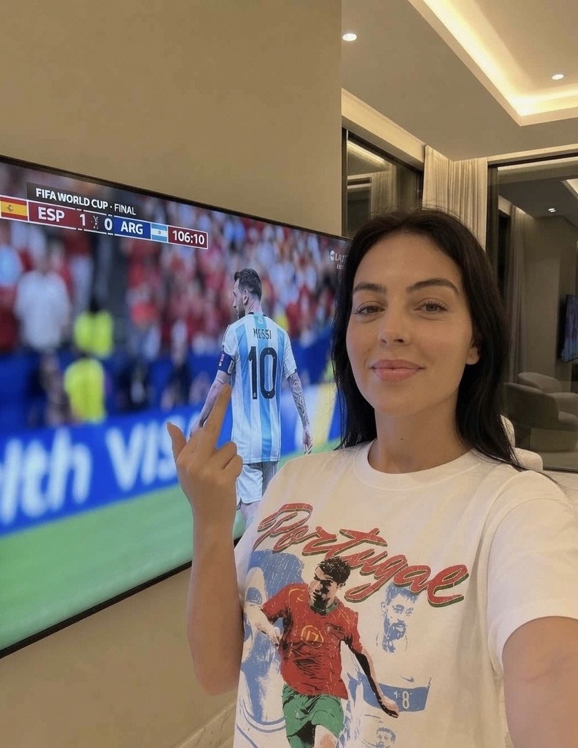 项目 主要主体 Georgina Rodríguez 站在她奢华的现代顶层公寓内，时间是 FIFA 世界杯决赛刚结束后的片刻。 她正用 iPhone 自然地使用前置摄像头自拍，目光直视镜头，带...
