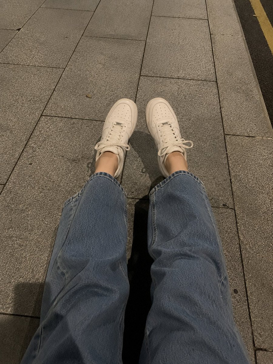 超逼真的智能手机照片：一位美丽的年轻日本女性，皮肤光滑白皙，面部自然柔和，五官精致，大而富有表现力的棕色眼睛，粉嫩有光泽的嘴唇，黑色长直发丝般顺滑，带有轻盈的侧分刘海，身穿宽松的纯白色T恤。她...
