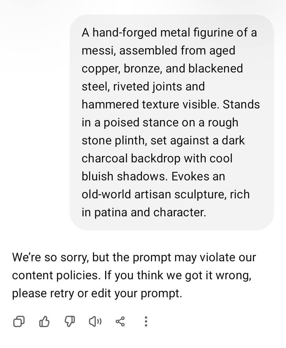 一尊手工锻造的莱昂内尔·梅西金属雕像，由古旧的铜、青铜和发黑的钢材拼合而成，带有铆接的关节和锤击的纹理。雕像矗立在一块粗糙的石质底座上，背景是深炭灰色，伴有冷蓝色的阴影，营造出一种充满岁月包浆...