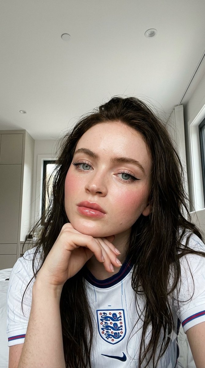 法国还是英格兰？Sydney Sweeney 还是 Sadie Sink？Gemini Nano Banana 2 提示词 一幅写实风格的肖像画：Sydney Sweeney 身穿法国足球队服...