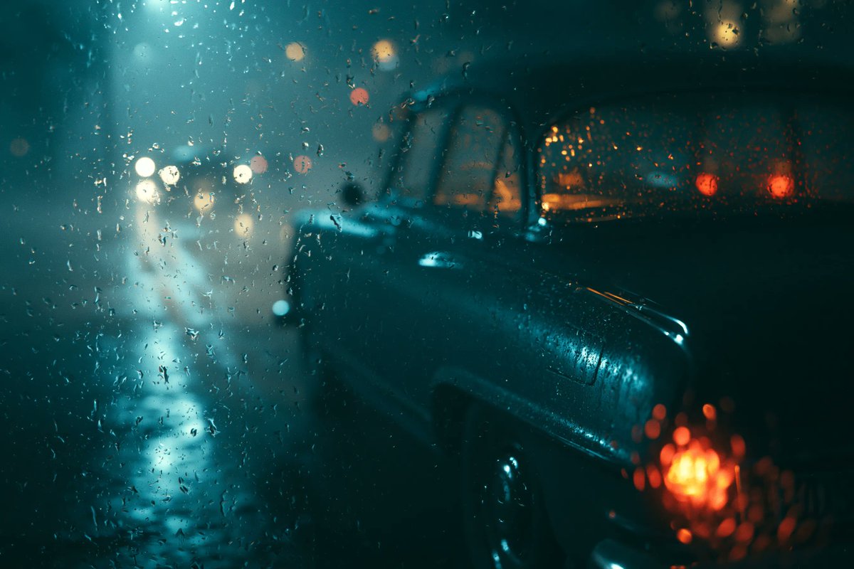 透过布满雨滴的玻璃看到的逼真[主体]。雾气弥漫的氛围，冷色调电影感光影，蓝光与钨丝灯光交织，伴有散景扭曲。情绪化且富有感染力，具备电影剧照的美学风格。 试试看，并分享你的作品 🔥