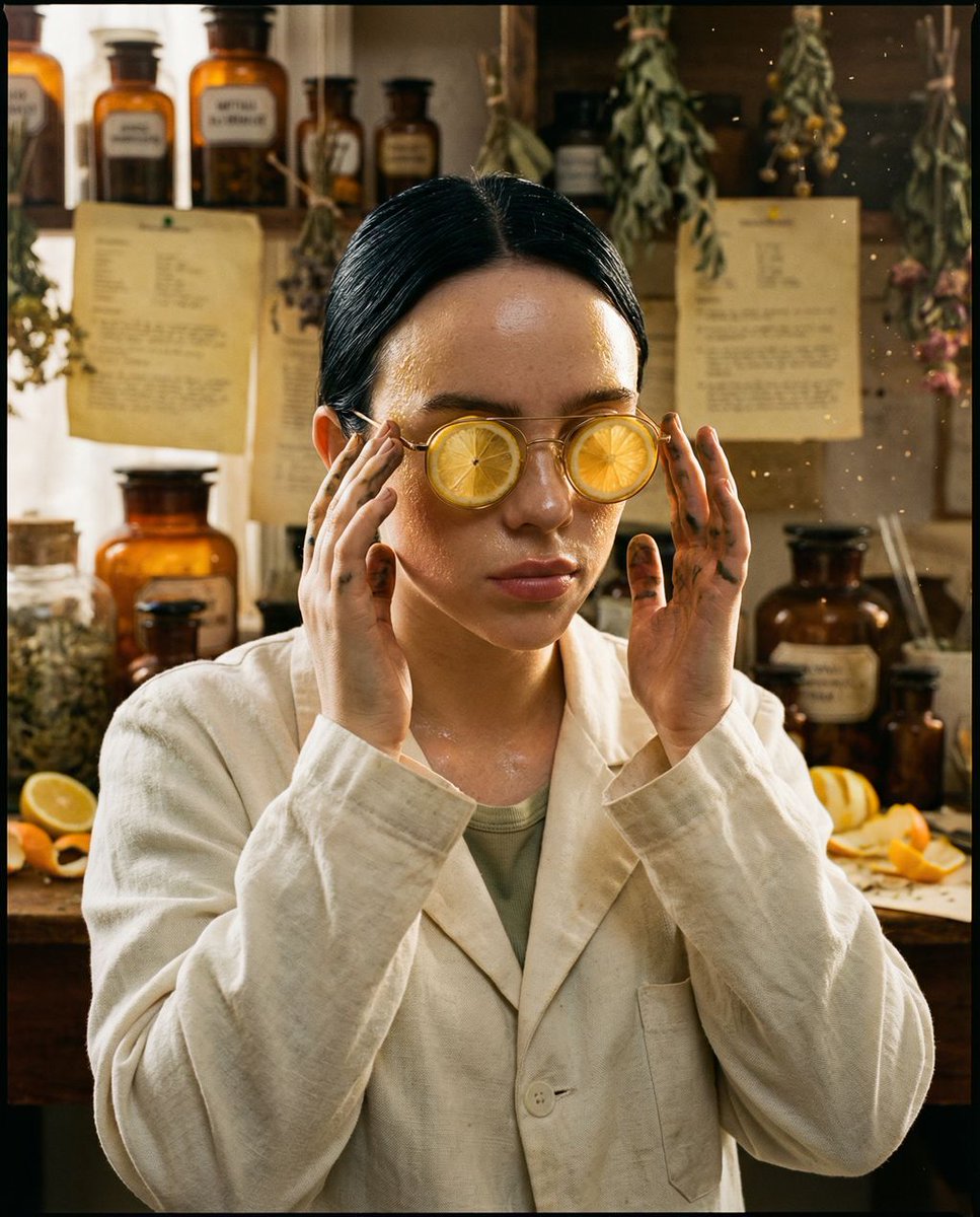 女性, The Melancholic Prodigy, Ageless, Striking features, Neutral expression, hyper-detailed skin...