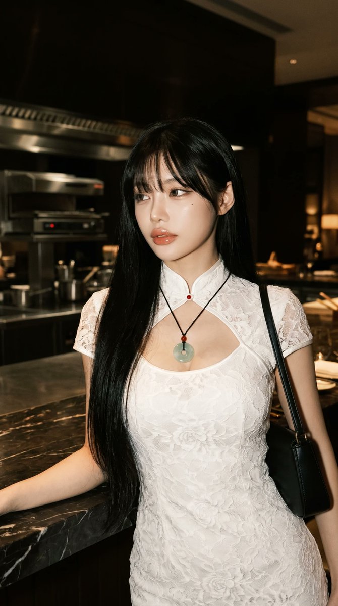 超写实肖像:一位优雅的年轻东亚女性,夜晚站立在一家豪华现代餐厅内。 她拥有一头柔顺如丝的乌黑长发,带有柔和的齐刘海,笔直的发丝垂至腰下;瓷白细腻的肌肤带有微微的自然光泽;精致的杏仁状深棕色眼眸...