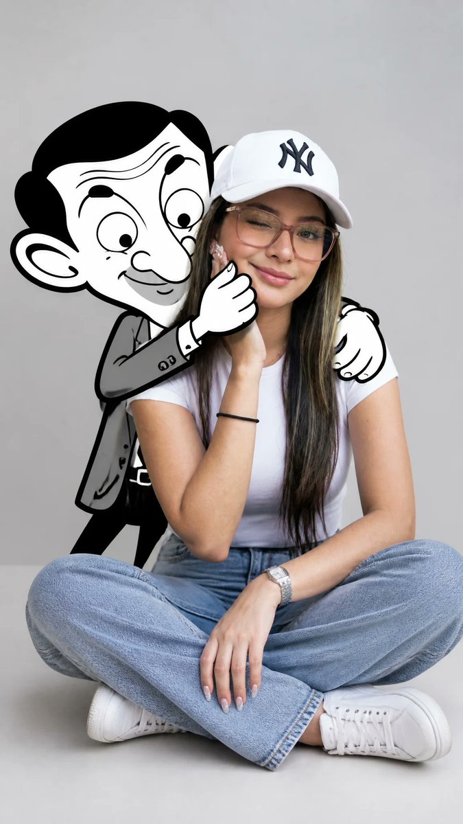 一张可爱极简风格的人像照：一位年轻女孩（面部、头发和服饰与上传图片100%一致）随意地坐在一个浅灰色背景的简洁摄影棚地板上。她放松地盘腿而坐，一只眼睛微微眯起，俏皮地眨眼，并露出柔和的微笑。在...