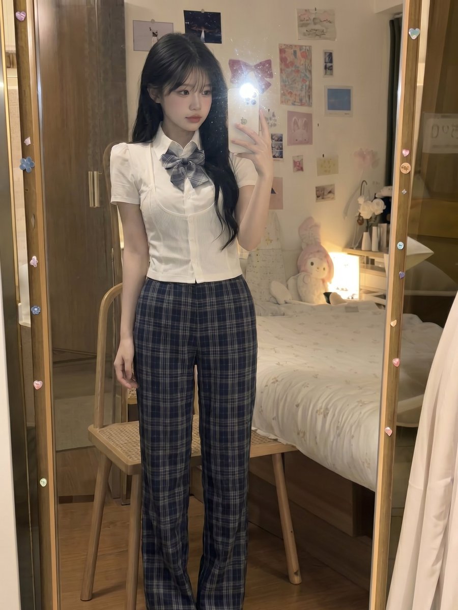 使用 GPT image 2 创建 提示词 一位美丽的年轻东亚女性坐在一间夜间温馨卧室里的简易木椅上，拍摄超写实的智能手机镜面自拍。她有着丝般顺滑的黑色长直发，柔和的平刘海，白皙光滑如瓷的皮肤...