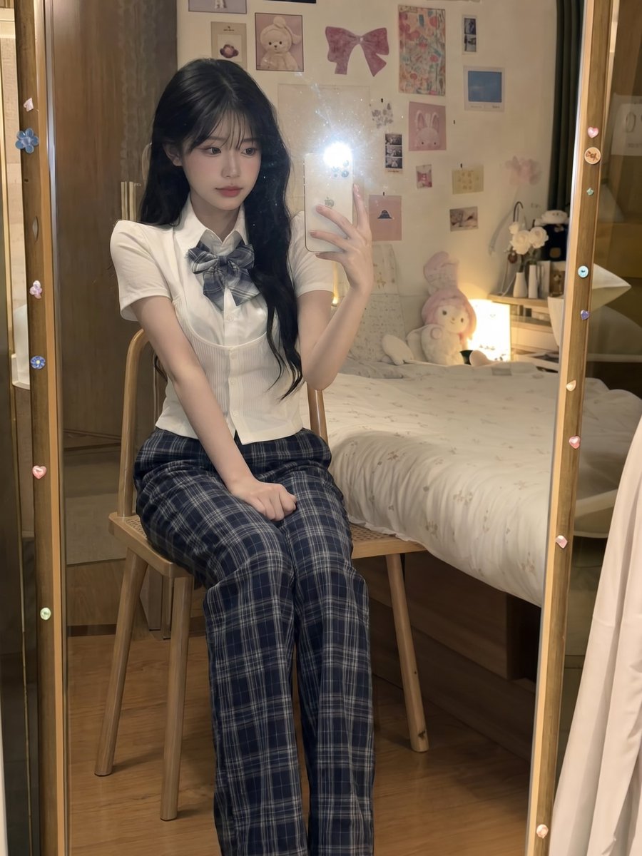 使用 GPT image 2 创建 提示词 一位美丽的年轻东亚女性坐在一间夜间温馨卧室里的简易木椅上，拍摄超写实的智能手机镜面自拍。她有着丝般顺滑的黑色长直发，柔和的平刘海，白皙光滑如瓷的皮肤...