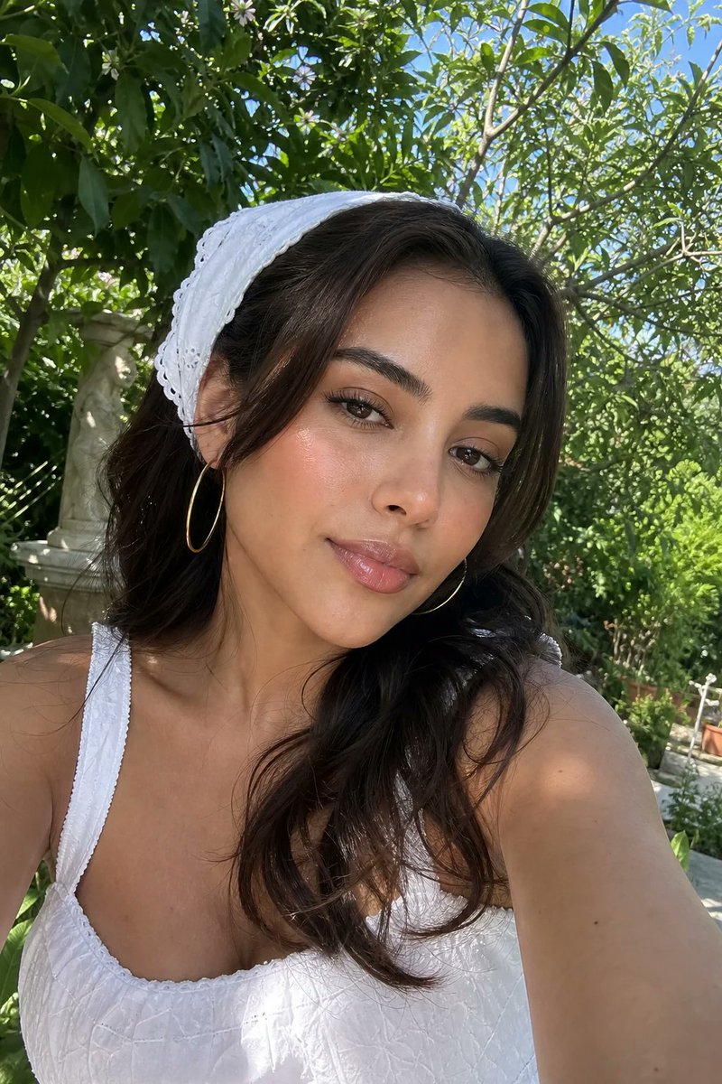 生成一张原创的超写实户外美妆自拍，灵感来自参考图像，但要创作一张全新的照片，而不是复制品。在不复制原始人物、姿势或构图的前提下，保留自然光照质感、休闲的社交媒体美学、妆容风格以及真实智能手机的...