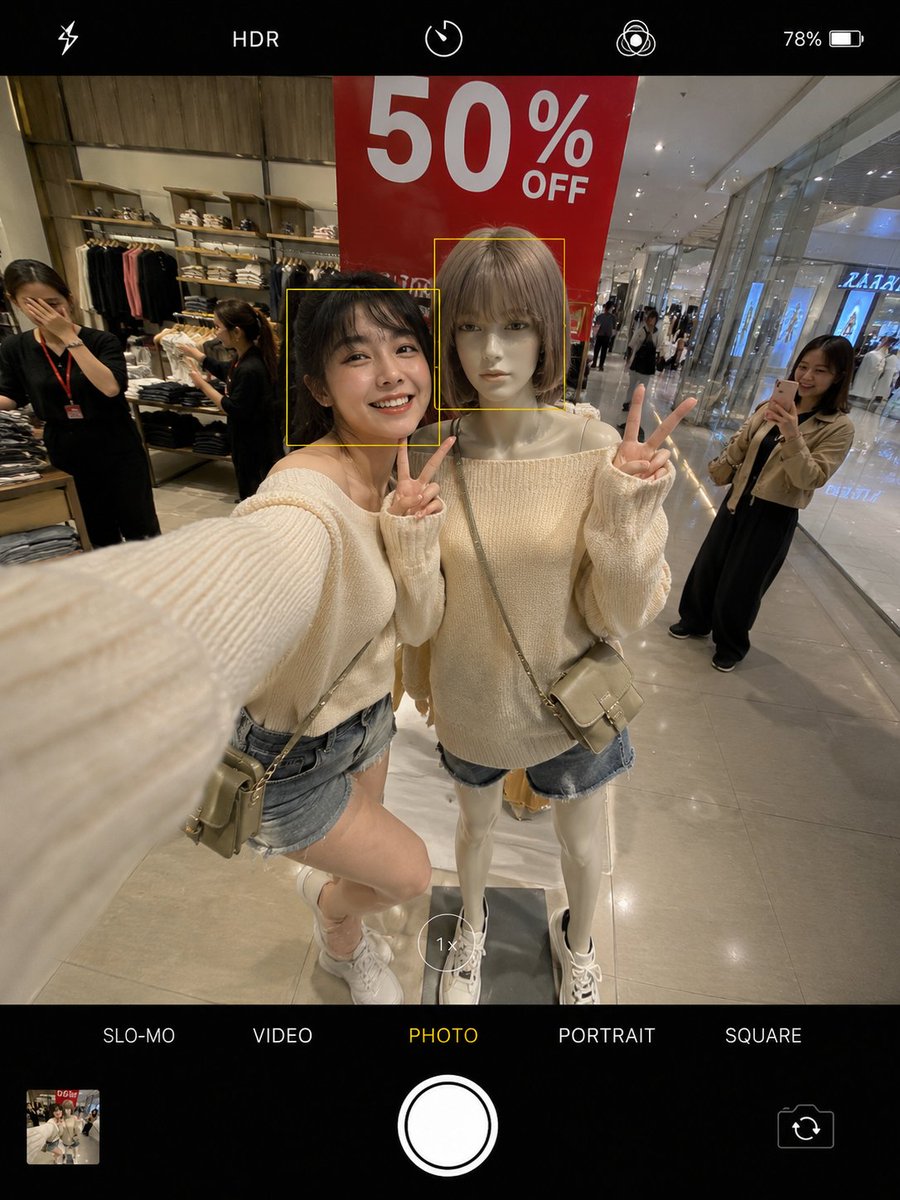https://t.co/8ieQkdNSWd 一位美丽年轻女性的电影感智能手机自拍，穿着超大号奶油色露肩针织毛衣、牛仔短裤、白色运动鞋、小号斜挎包，并化着柔和的韩系魅力妆容。场景设定在现代购...