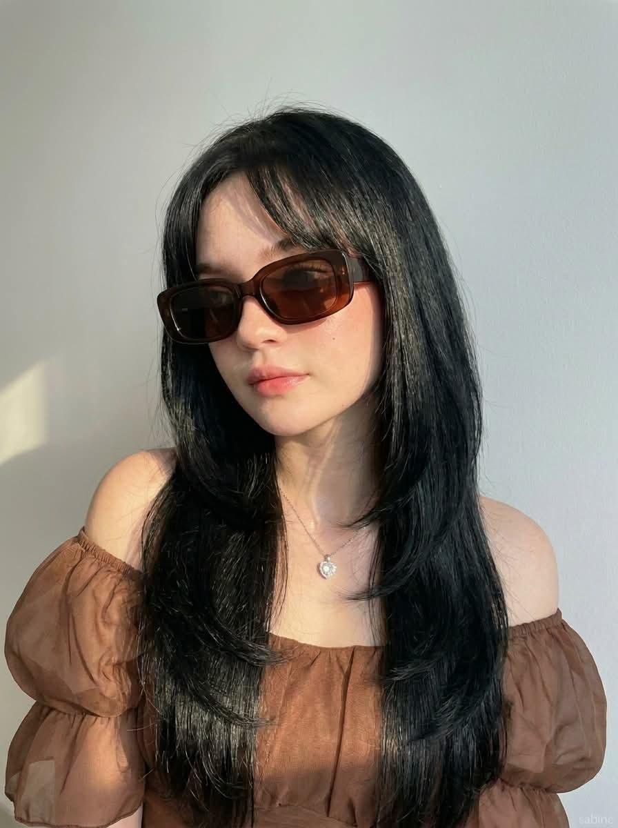 超写实特写肖像：一位美丽的年轻女子在室内，站立于一面干净极简的浅灰色墙壁前，墙上无任何装饰，柔和的清晨自然阳光从左侧透过窗户洒入，在她面部与肩膀上形成温暖的金色高光，营造出细腻的电影感阴影，整...