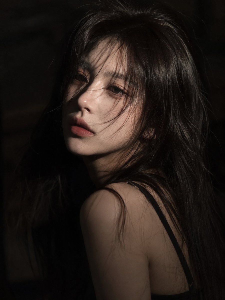 https://t.co/3YAtyzKNFm 一张超写实电影感特写肖像照,主角是一位年轻的东亚女性。她拥有一头略显凌乱的长黑发,部分发丝拂过面庞,肌肤如瓷器般光滑,唇色柔粉,眼神深邃而富有表...