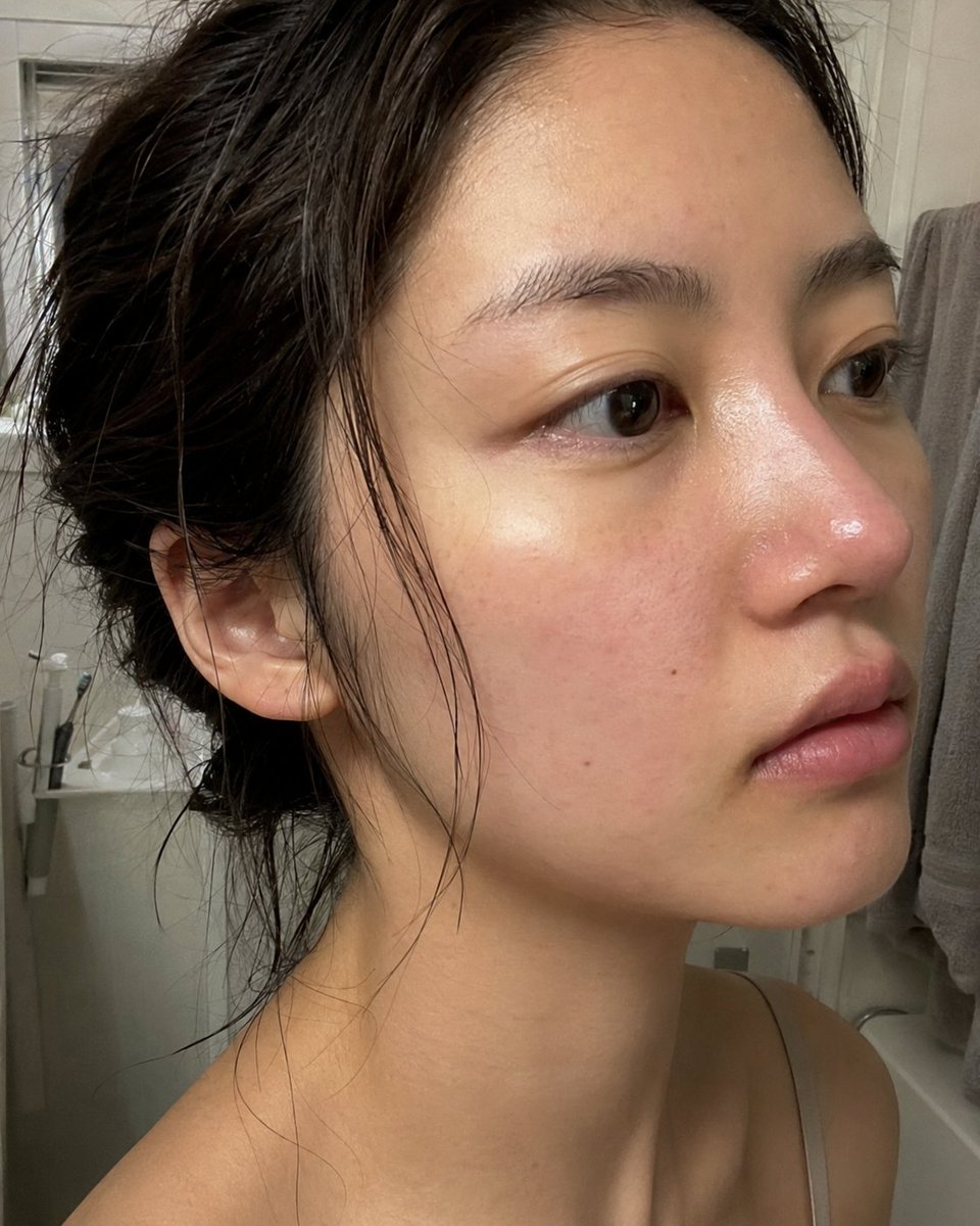 魅力，浓妆，完美构图，电影级打光，精致的发型，娃娃般的脸庞，平凡的面容，美颜滤镜般的肌肤，专业摆姿，pin-up 摆姿，恋物癖构图，隐蔽摄像头，监控，动漫，文字，水印。