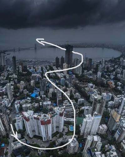 参考说明：以所附的 @ Image 1 图片作为完全一致的首帧、城市布局、天际线、风暴氛围、海面位置、桥梁位置以及航拍构图参考。图中白色线条仅为摄像机飞行路径指引，最终成片不得显示白色线条。视...