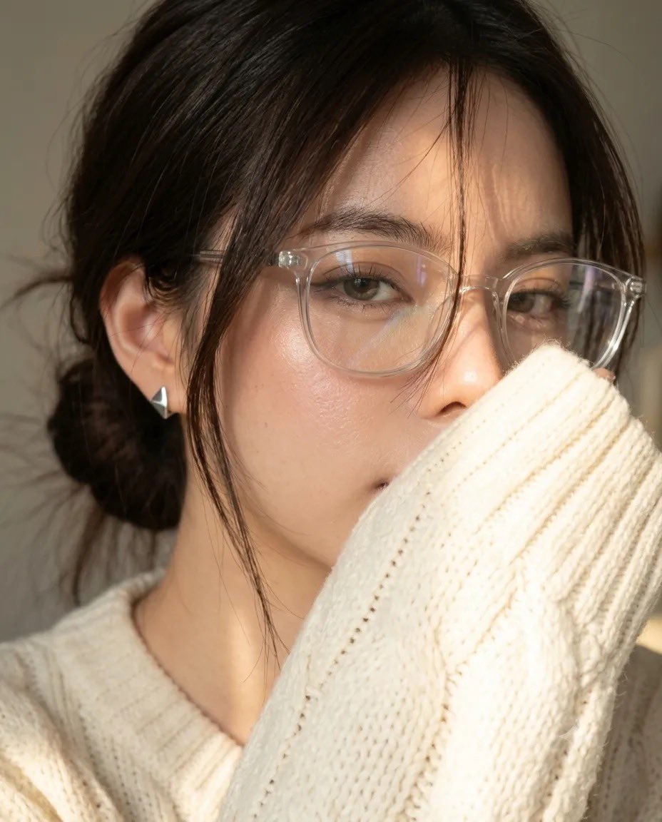 https://t.co/6iQMj3UM1g 一幅电影感的时尚人像肖像：一位年轻女性，留着利落的齐下巴黑色波波头，皮肤如瓷器般光滑，妆容为自然的玫瑰色魅力妆容，唇部水润，眼神梦幻地向上凝望。...