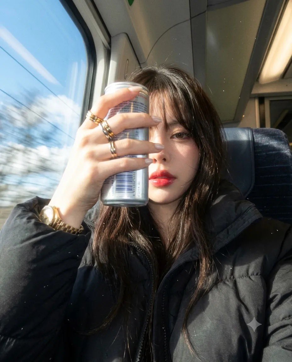 https://t.co/6iQMj3UM1g 一幅电影感的时尚人像肖像：一位年轻女性，留着利落的齐下巴黑色波波头，皮肤如瓷器般光滑，妆容为自然的玫瑰色魅力妆容，唇部水润，眼神梦幻地向上凝望。...