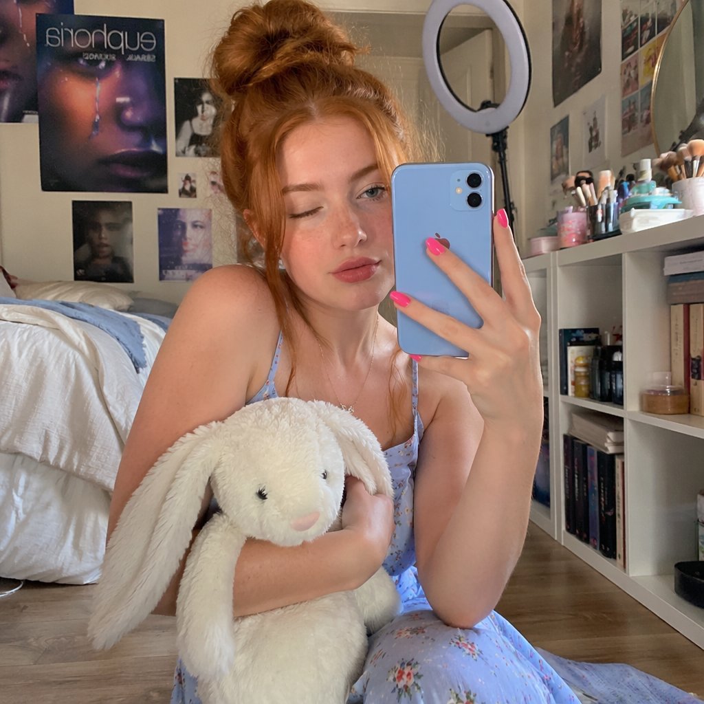 https://t.co/yof3q9vRym 照片级写实风格的 Sadie Sink 肖像，她侧身躺在一块带有图案的地毯上，位于一个温馨的卧室中，整体造型犹如一张私密的 Instagram...