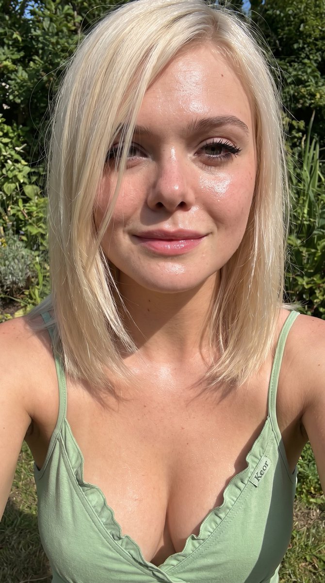 Emma Myers 真人版般的照片级超特写自拍，白皙至中等偏浅肤色，保留自然肌肤纹理，可见毛孔，被阳光直射后在额头、鼻尖、脸颊和下巴产生强烈高光的油亮水光肌，铂金色直发齐肩长，侧分刘海与散落...