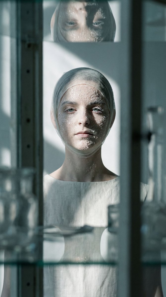 女性, The Sovereign Sculptural Figure, Ageless, Ethereal, Neutral expression, sharp jawline, white...