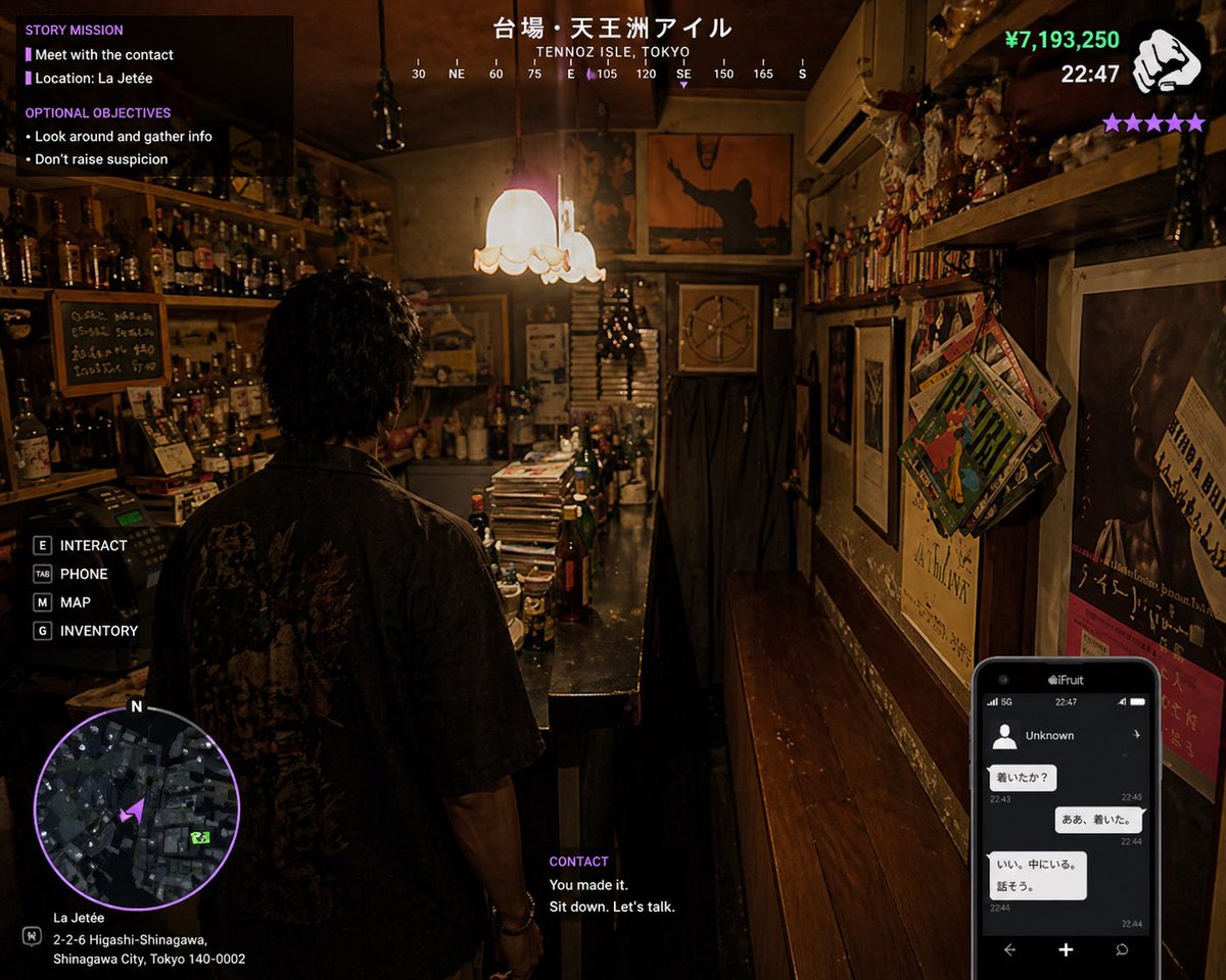 一张受《GTA 6》启发的游戏内任务截图，场景设定在东京新宿的一间小型电影感酒吧 La Jetee Bar，向克里斯·马克致敬。画面中展示一名第三人称玩家角色站立在狭窄、暖光照明、充满氛围感的...