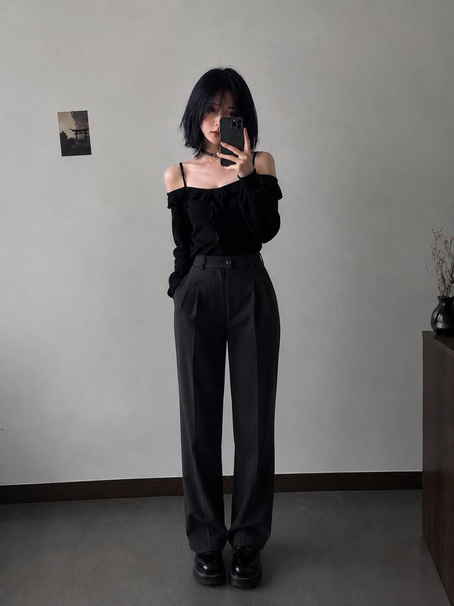 柔和极简风格的人像肖像：一位年轻女性，留着光滑的深紫黑色波波头与细长的碎刘海，刘海部分遮住一只眼睛，她轻轻地将一朵白色雏菊花举在唇前。苍白瓷器般的肌肤上带着淡淡自然的红晕，深灰绿色双眸，神情平...