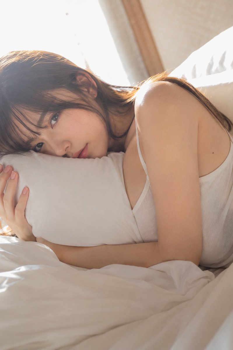 醒来后看到这样的画面……？ #GPTimage2 #ChatGPT -------------Prompt---------- fictional 20-year-old adult Japa...