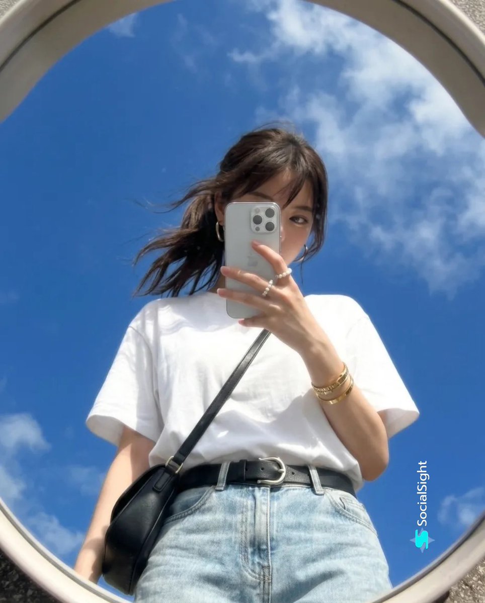 创建图像：使用所附图像作为主要面部参考，同时保留可识别的身份本质、面部比例、自然的不对称性、面部和谐感、自然的面部特征以及真实的面部纹理。 一张极度运动模糊、柔和梦幻的高级早期2000年代紧凑...